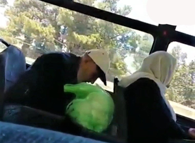 Bakıda yaşlı kişi avtobusda namaz qıldı - VİDEO