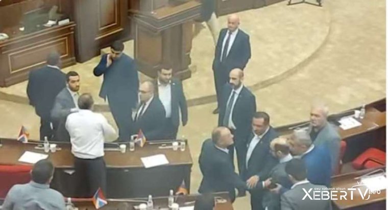 Ermənistan parlamentində söyüşlər havada uçuşdu -