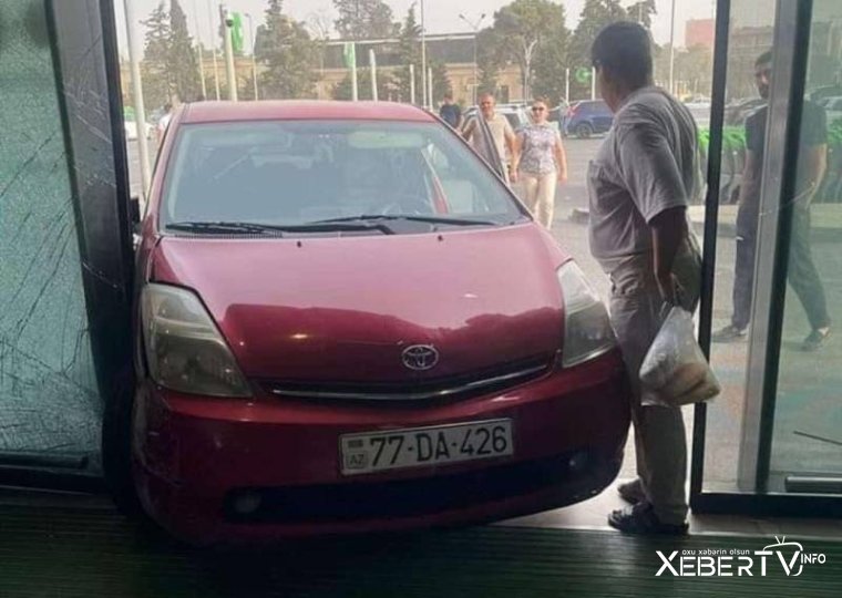 Bakıda qəza törədib qaçan avtomobil marketə girdi